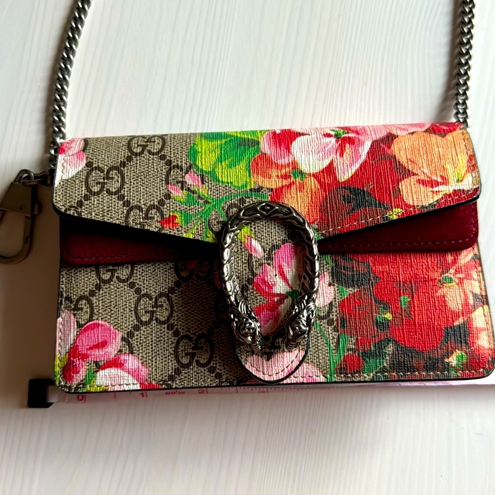 Floral Gucci costume jewelry bag. Not an original.